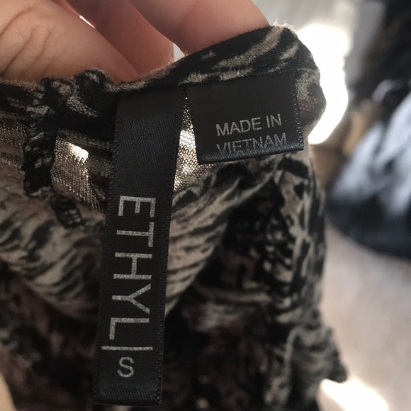 Ethyl peek a boo shoulder Size Small - Picture 4 of 4